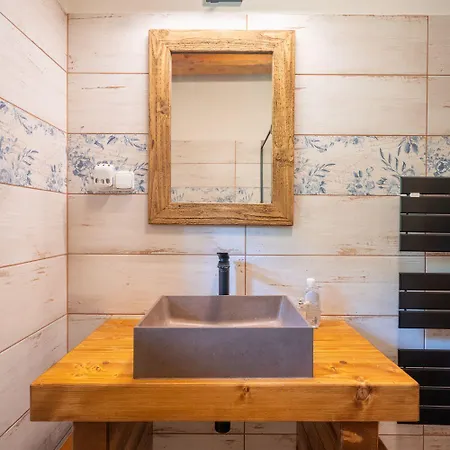 Roubenka Pod Hradem Kokorin