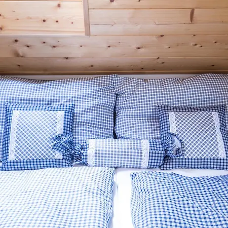 Roubenka Pod Hradem Kokorin