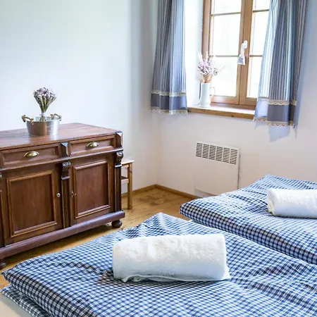 Roubenka Pod Hradem Kokorin